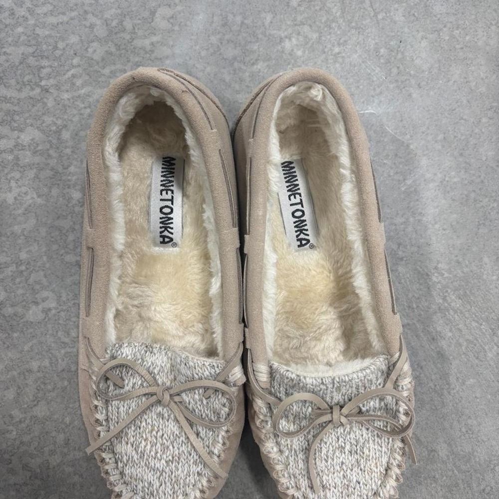 Minnetonka Gray & Cream Cozy Slippers Size 7 - Picture 2 of 5